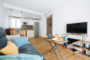 Hostly Sol 2bdr flat with patio in Seville center, Seville